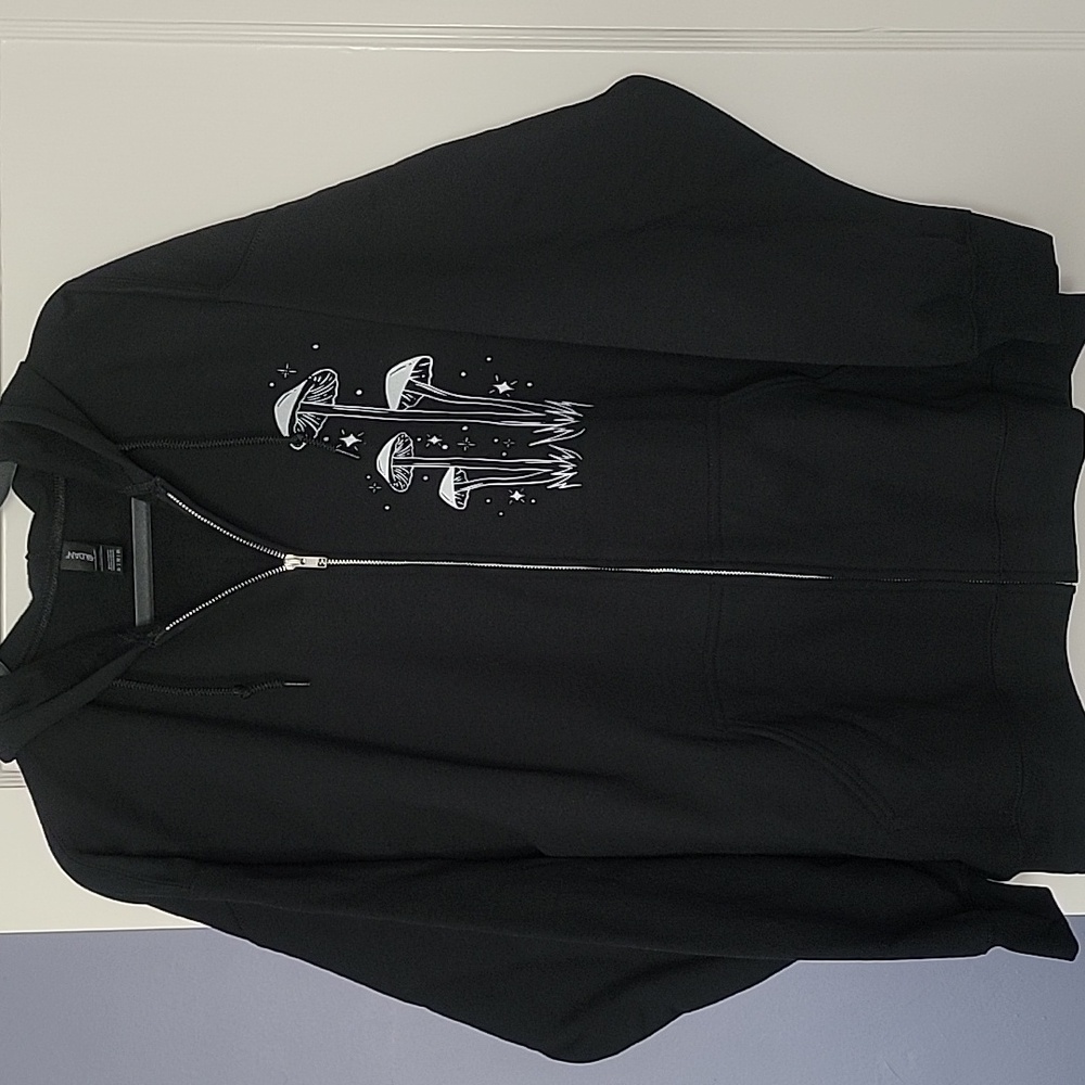 New Zip Hoodie🖤🤍